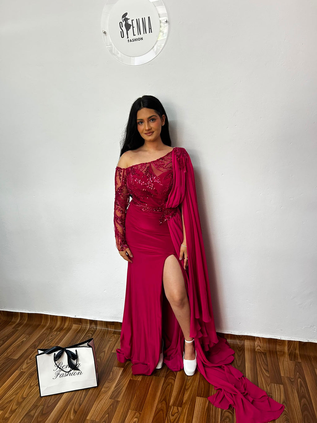 Rochie lungă fucsia cu voal pe un umăr Rayna
