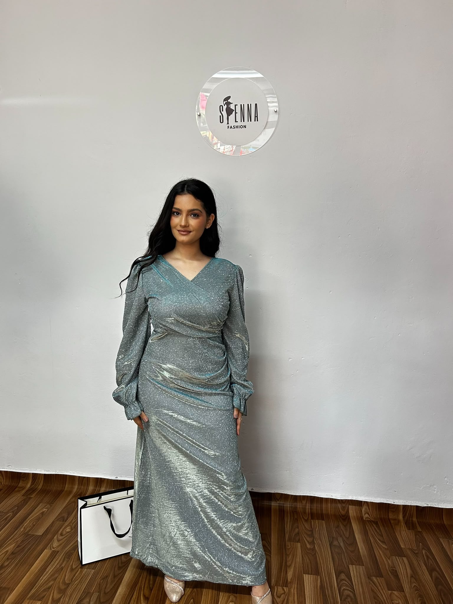 Rochie midi cu mâneci transparente si detalii fin argintii
