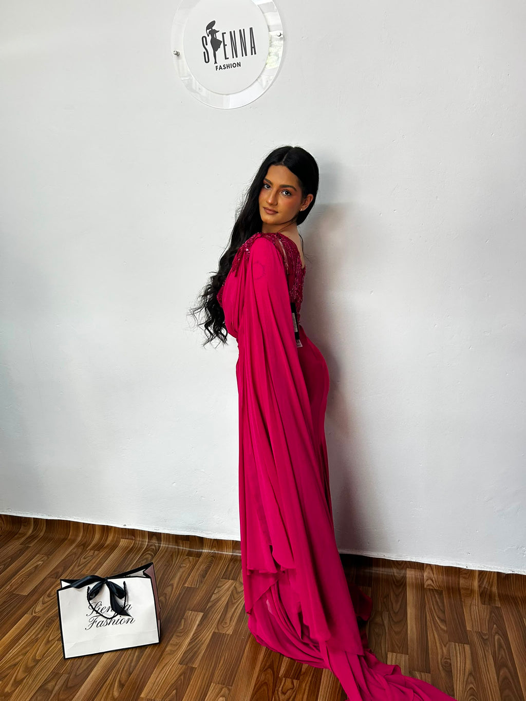 Rochie lungă fucsia cu voal pe un umăr Rayna