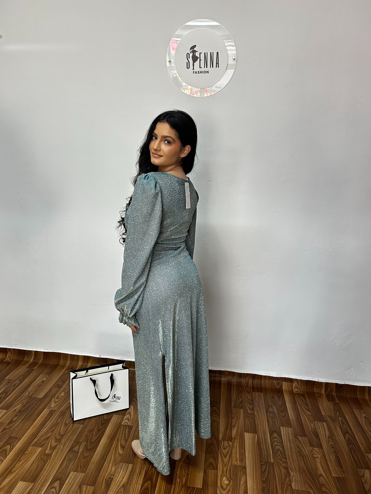 Rochie midi cu mâneci transparente si detalii fin argintii