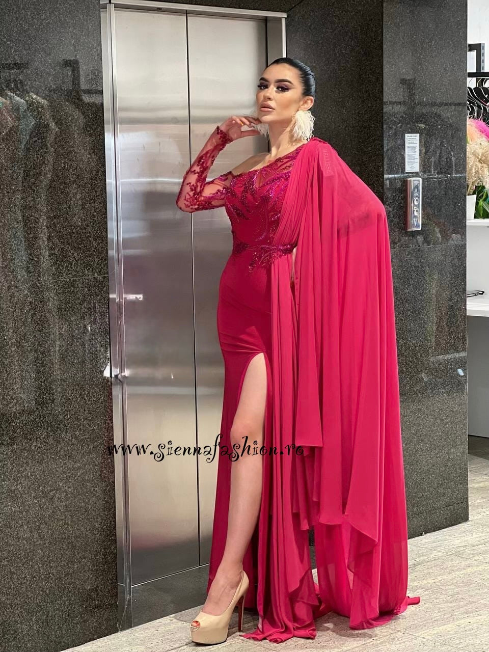 Rochie lungă fucsia cu voal pe un umăr Rayna