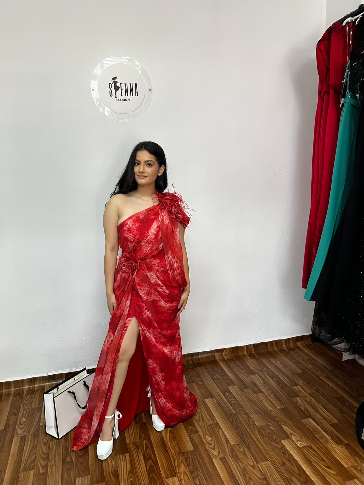 Rochie de seara roșie eleganta si fluidă