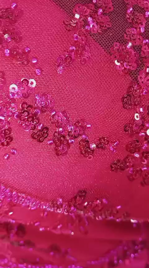 Rochie lungă fucsia cu voal pe un umăr Rayna