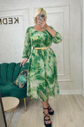 Rochie de zi, verde cu imprimeu auriu și curea în talie.