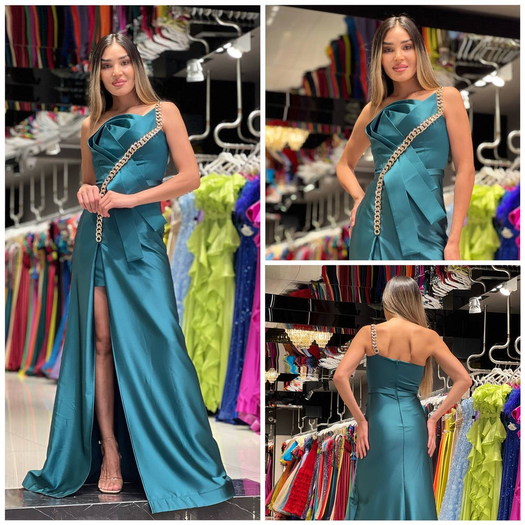 Rochie lungă turcoaz cu șliț în fata și decorată cu lanț Thalia